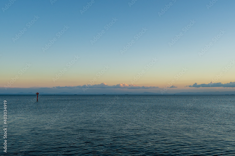 夕暮れ時の静かな海 夕暮れ時の静かな海