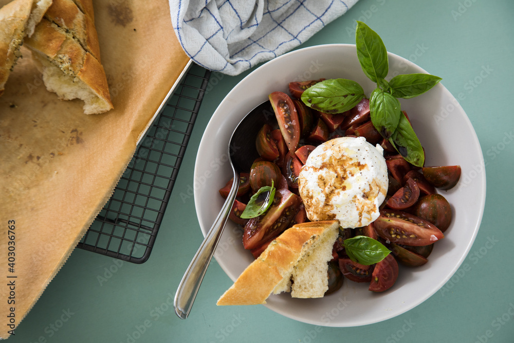 Caprese Tomaten Mozzarella Salat mit gestreiften bunten Tiger Tomaten ...