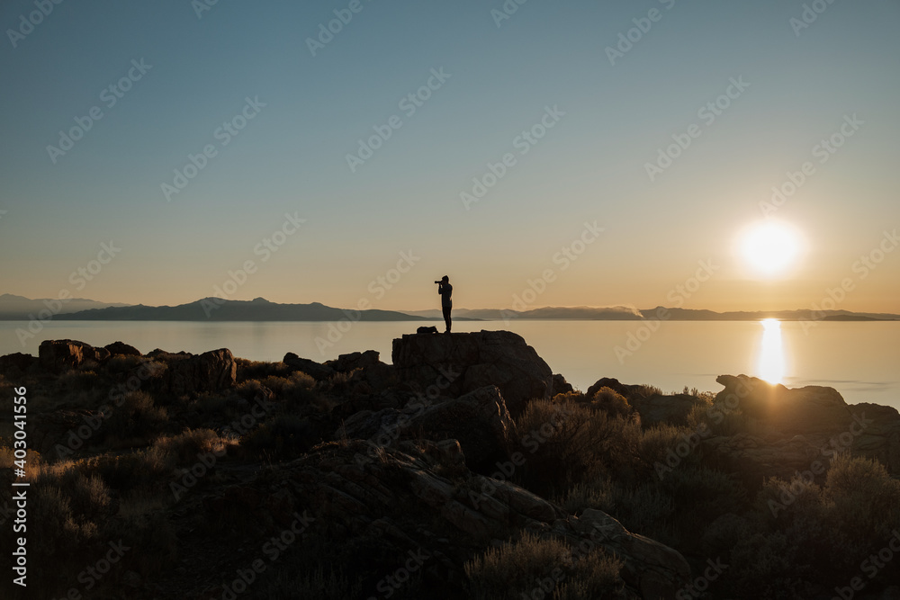 Fotograf bei Sonnenuntergang vor dem Salt Lake