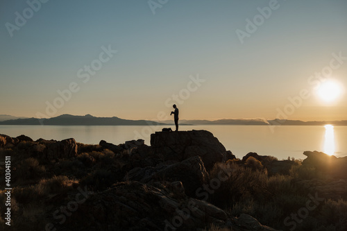 Fotograf bei Sonnenuntergang vor dem Salt Lake