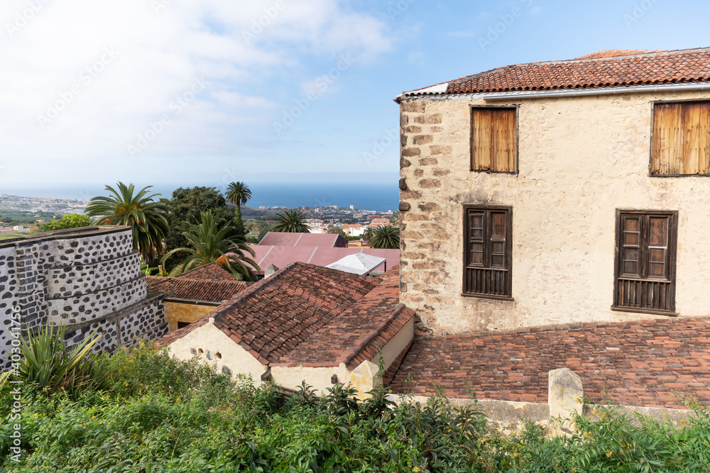 Altes Haus in La Orotava, Teneriffa, Kanarische Inseln, Spanien mit Blick über das Orotava Tal zum Meer