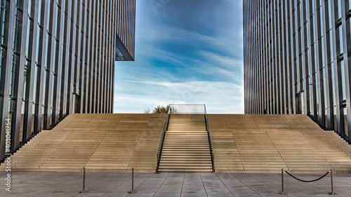 Treppe zwischen zwei Hochhäusern mit blauem Himmel