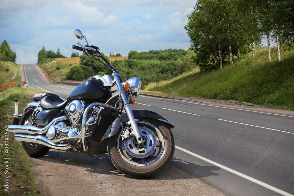Obraz premium Big motorcycle on the side of a country road