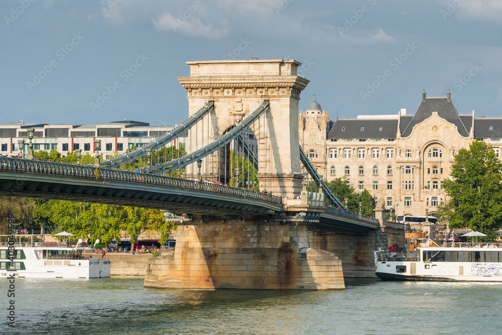 Obraz premium Chain bridge on Danube river in Budapest