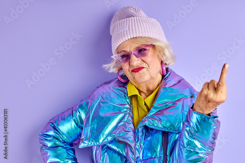 Foto senior woman showing middle finger doing fuck you bad expression, provocation and rude attitude
