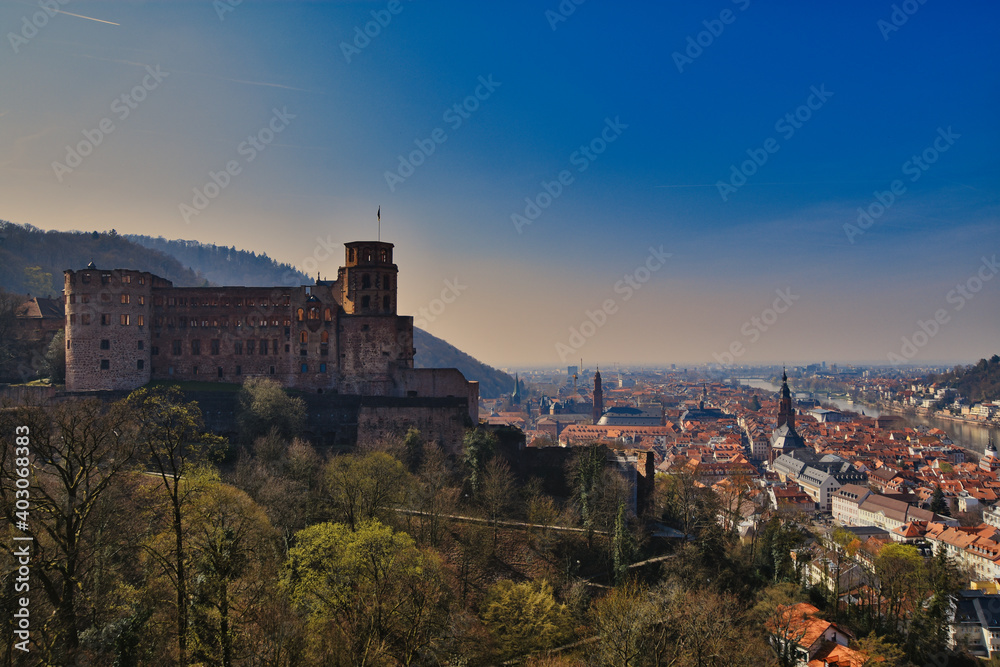 Blick auf Schloss Heidelberg und Heidelberg Stadt im späten Nachmittagslicht bei klarem sonnigen Himmel