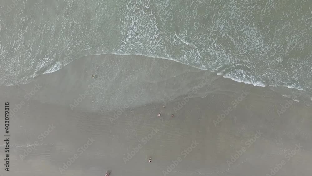 drone na praia imagem aérea das ondas