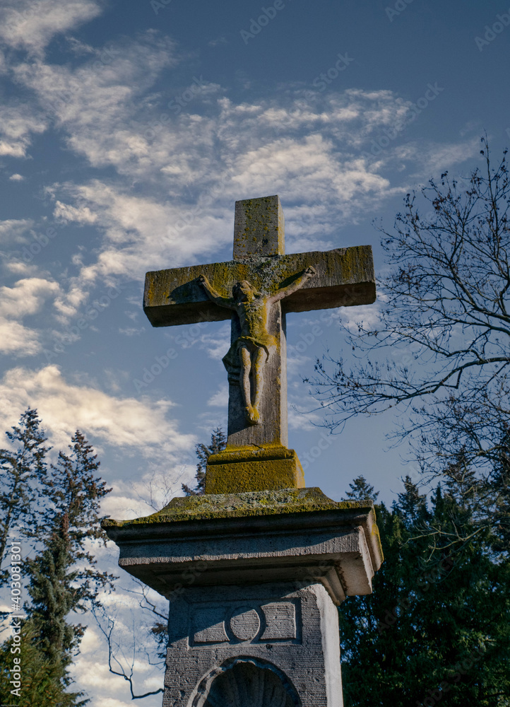 alter Grabstein mit einem Kreuz und Jesusfigur Friedhof in Holland