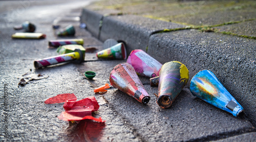 Nach der Silvester Knallerei liegen am nächsten Tag die alten Bäller und abegbrannten Feuerwerkskörper als Müll auf der Straße