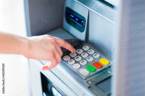 Φωτογραφία Hand using an ATM bank machine.