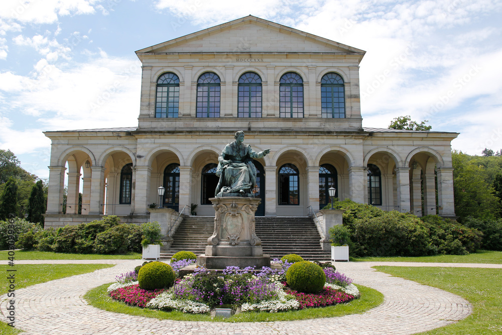 Denkmal von König Ludwig I. von Bayern. Vorderansicht des Kursaal-Gebäudes in Bad Brückenau. Bayern, Deutschland, Europa