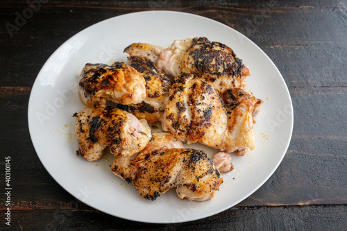 Canvas-taulu Browned Boneless Skinless Chicken Thighs: Six seared chicken thighs on a white p