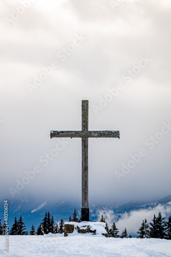 Obraz na plátně Cross in the snow