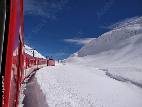 Train rouge suisse neige