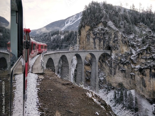Train Bernina Express pont suisse