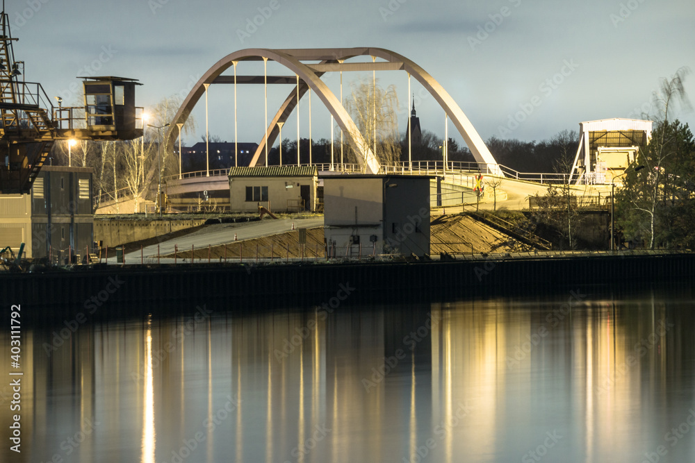 Obraz premium Bogen einer Brücke bei Nacht