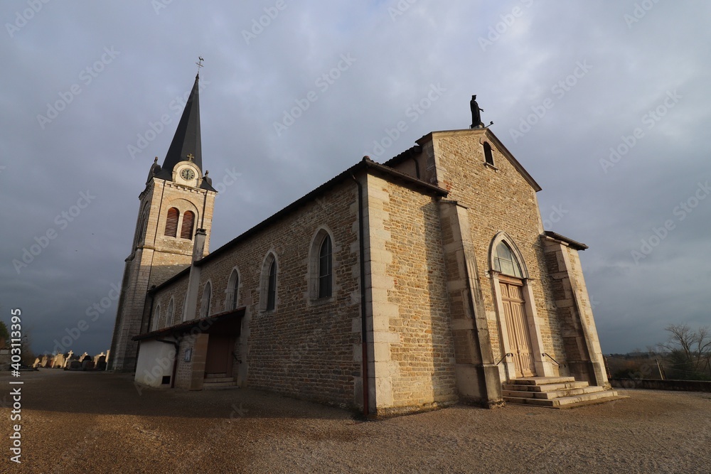 Fototapeta premium L'église catholique de Polliat vue de l'extérieur, ville de Polliat, département de l'Ain, France