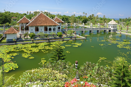 Wassertempel mit Teich auf Bali photo
