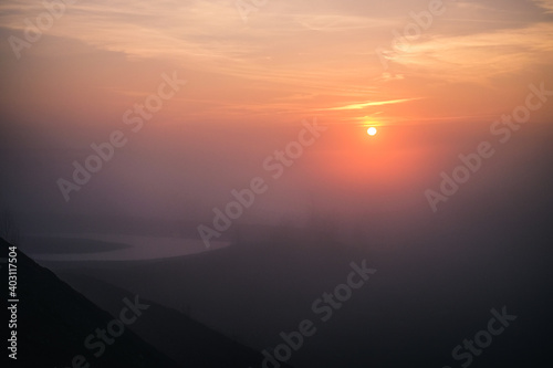 Wschód słońca we mgle nad wodą © Sebastian