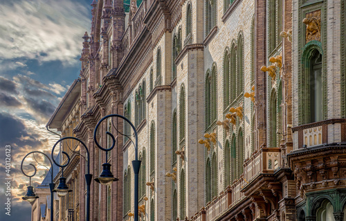 Foto Majolica statues of male and female figures look out onto the street at Budapest downtown