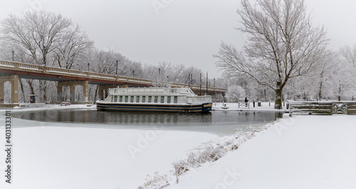 фотографія Old canal boat moored for winter at lock 14 in LaSalle on a frosty snowy winter day