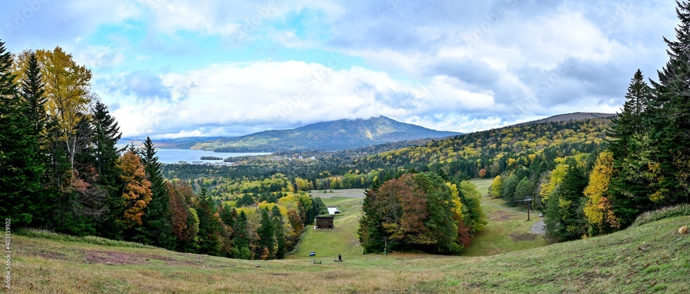 Obraz premium 展望台から見おろす阿寒湖のパノラマ紅葉情景＠北海道