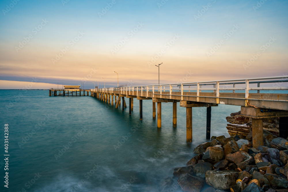 Fototapeta premium Mandorah Jetty and boat ramp in Darwin Harbour, Northern Territory.