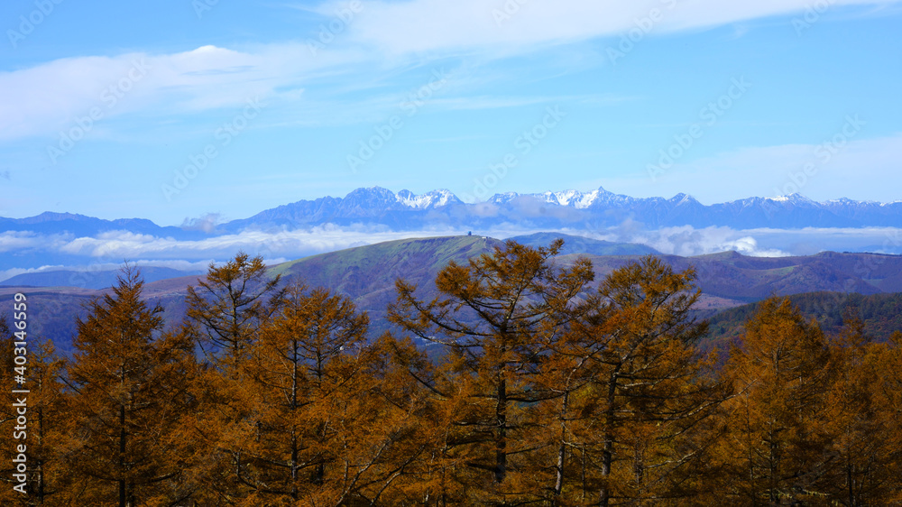 秋の峠からの山の見える風景