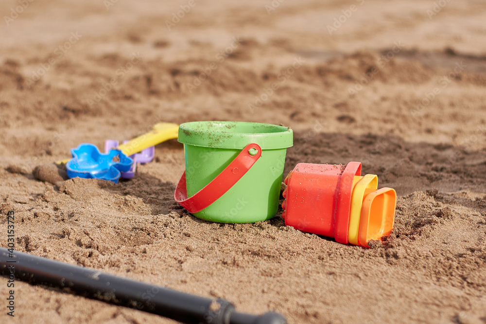 Juguetes de niños sobre la arena