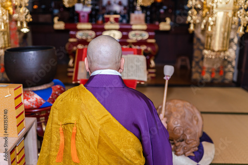 祈る僧侶