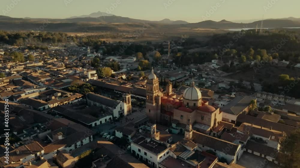 Vista Aerea de Tapalpa, Jalisco en México centro del pueblo destino vacacional colonial autentico en atardecer amanecer