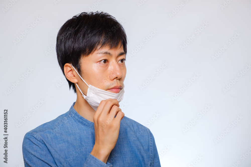 マスクをずらしている男性 あごマスク マスクをずらしている男性 あごマスク