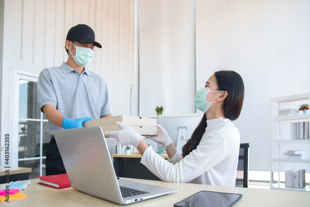 Fototapeta premium delivery service in covid 19 situation with surgical mask