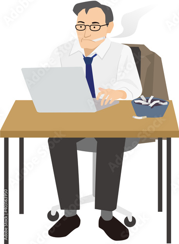 パソコンで仕事をしながらタバコを吸う男性
