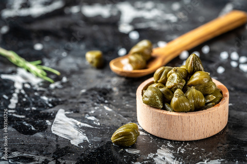 Tableau sur toile Marinated capers in a woden bowl