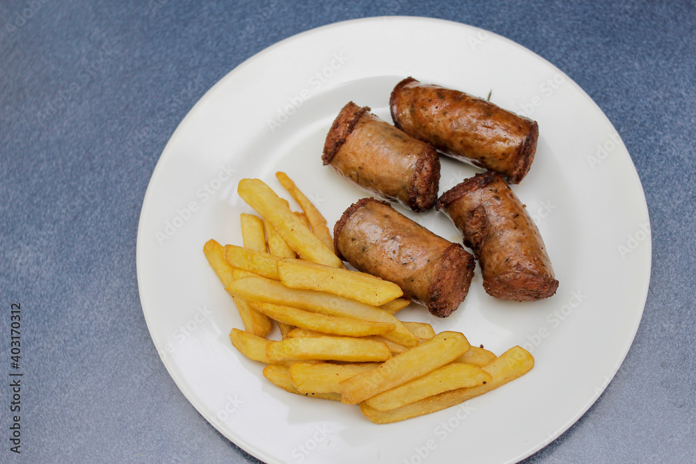 comida de la calle, delicioso longaniza comida dominicana, con papas fritas, comida rapida comida de la calle, delicioso longaniza comida dominicana, con papas fritas, comida rapida