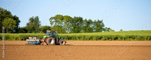Photos Tracteur au champ en train de labourer la terre au printemps.