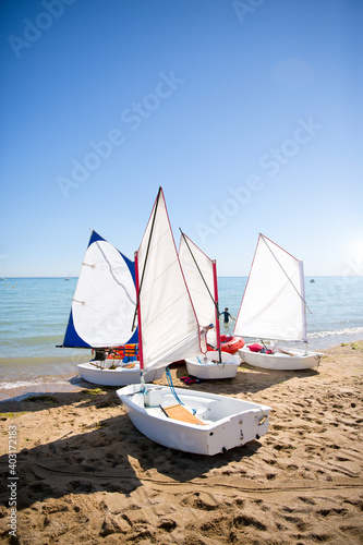 Petit bateau à voile sur la plage.