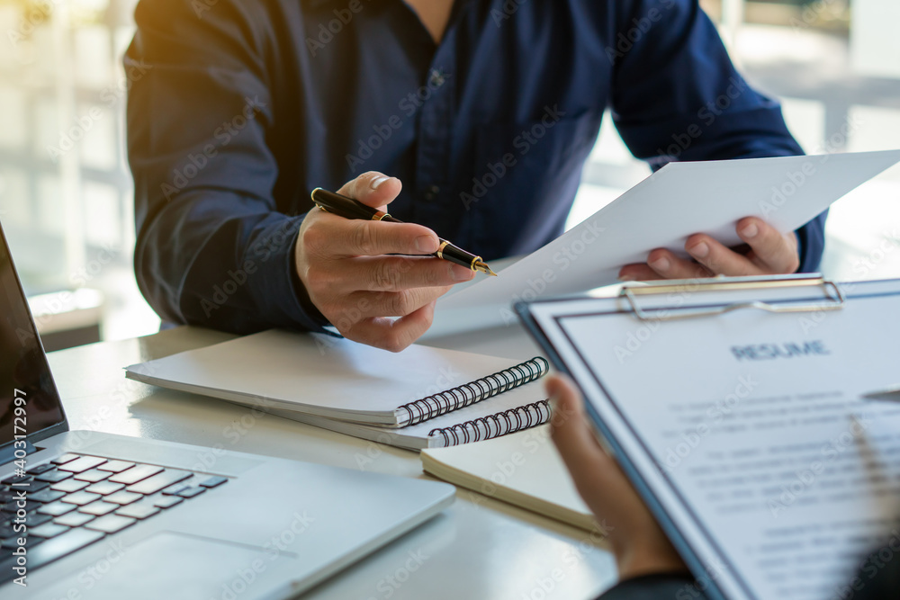 Job interviewers are giving advice, guiding applicants to the job process within the company. And working systems for those who apply for jobs Job interviewers are giving advice, guiding applicants to the job process within the company. And working systems for those who apply for jobs
