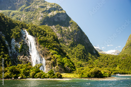 Großer Wasserfall im Fjord