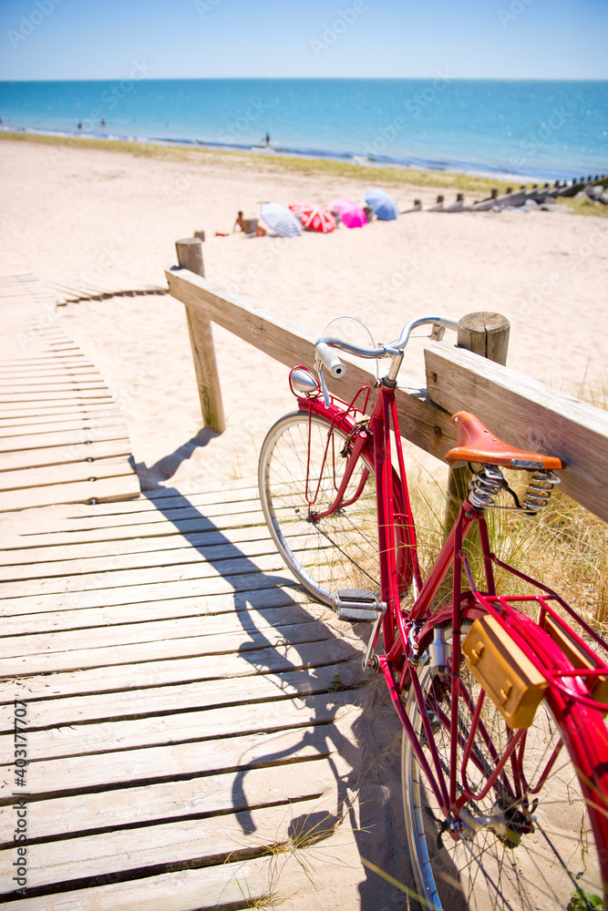 Paysage de bord de mer, vieux vélo rouge dans les dune à la plage. Paysage de bord de mer, vieux vélo rouge dans les dune à la plage.