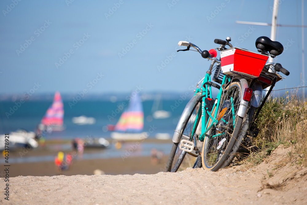 Vélo en bord de mer sur les plage de France en Bretagne.