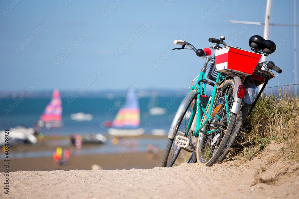 Fototapeta premium Vélo en bord de mer sur les plage de France en Bretagne.