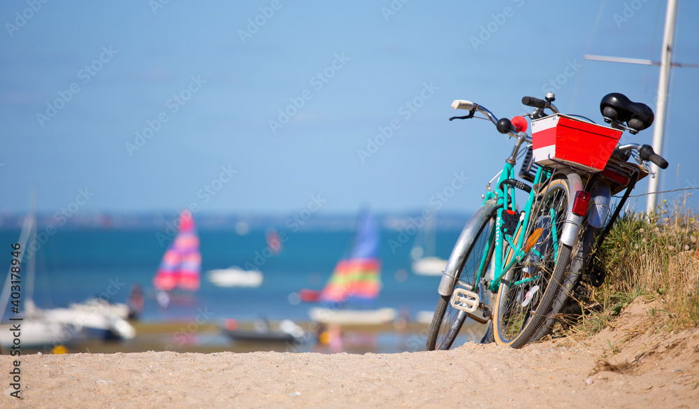 Fototapeta premium Balade à vélo sur le littoral français en Bretagne.