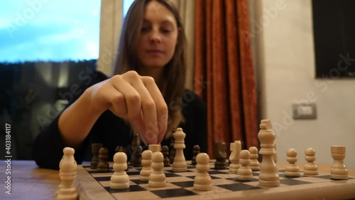 Ragazzi concentrati che spostano una pedina su una scacchiera durante una partita a di scacchi
Primo piano sulla scacchiera con movimento laterale photo