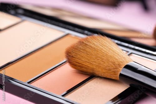 Obraz na płótnie Make up palette with brush on pink background