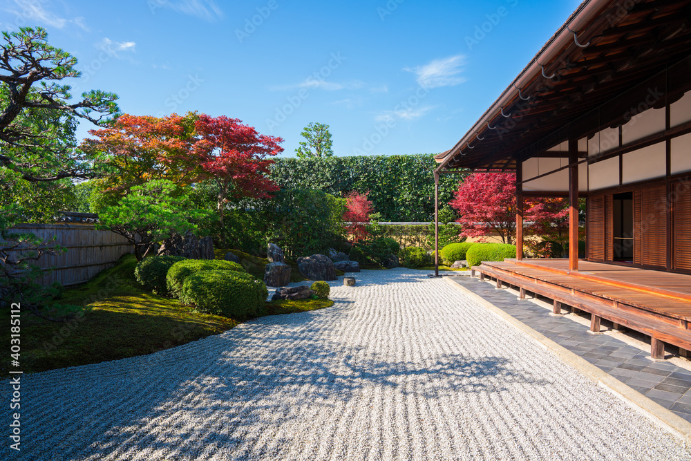 Fototapeta premium 京都 大徳寺の塔頭寺院 興臨院の枯山水庭園と紅葉