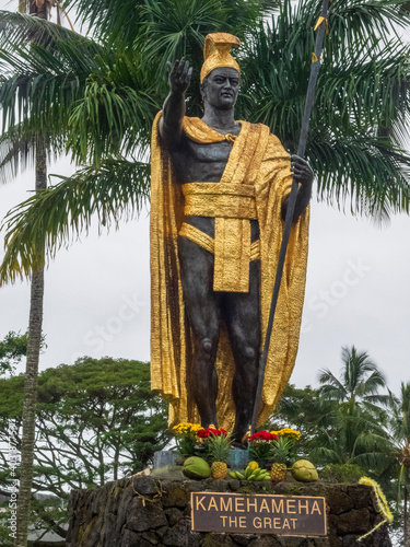 statue of king