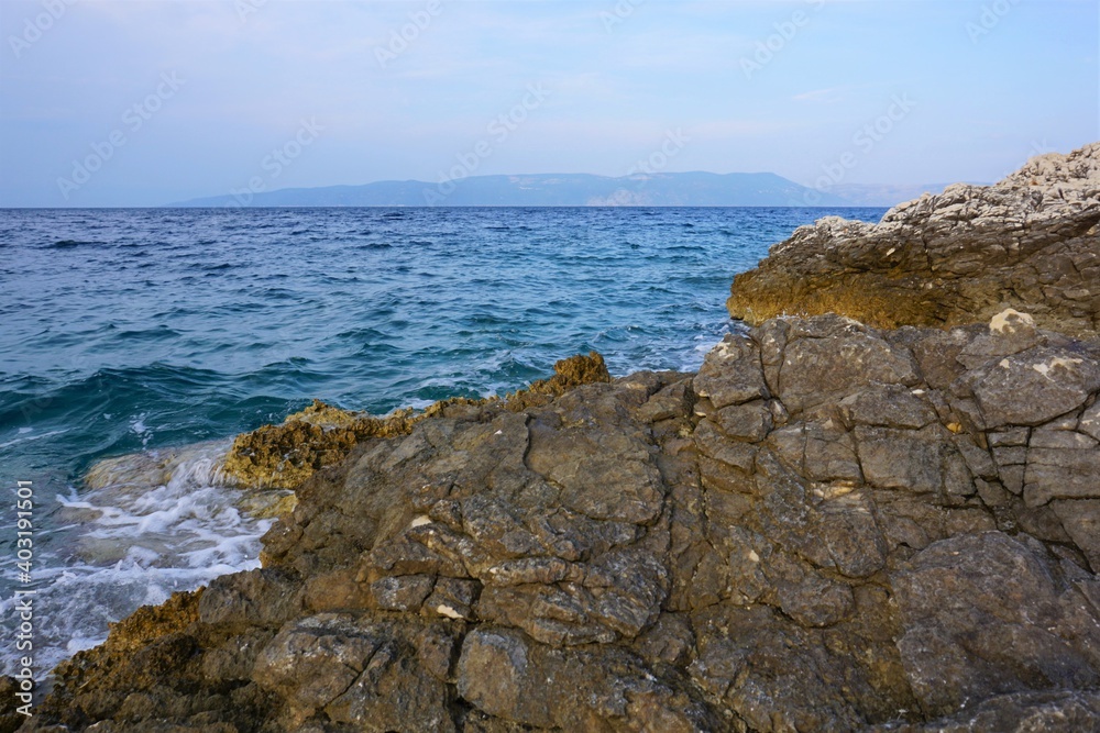 Blick auf das Meer an der kroatischen Küste. Felsiger Strand in Istrien.