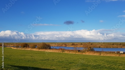 Küstenlandschaft an der Nordsee. Küste im Winter bei sonnigem Wetter.